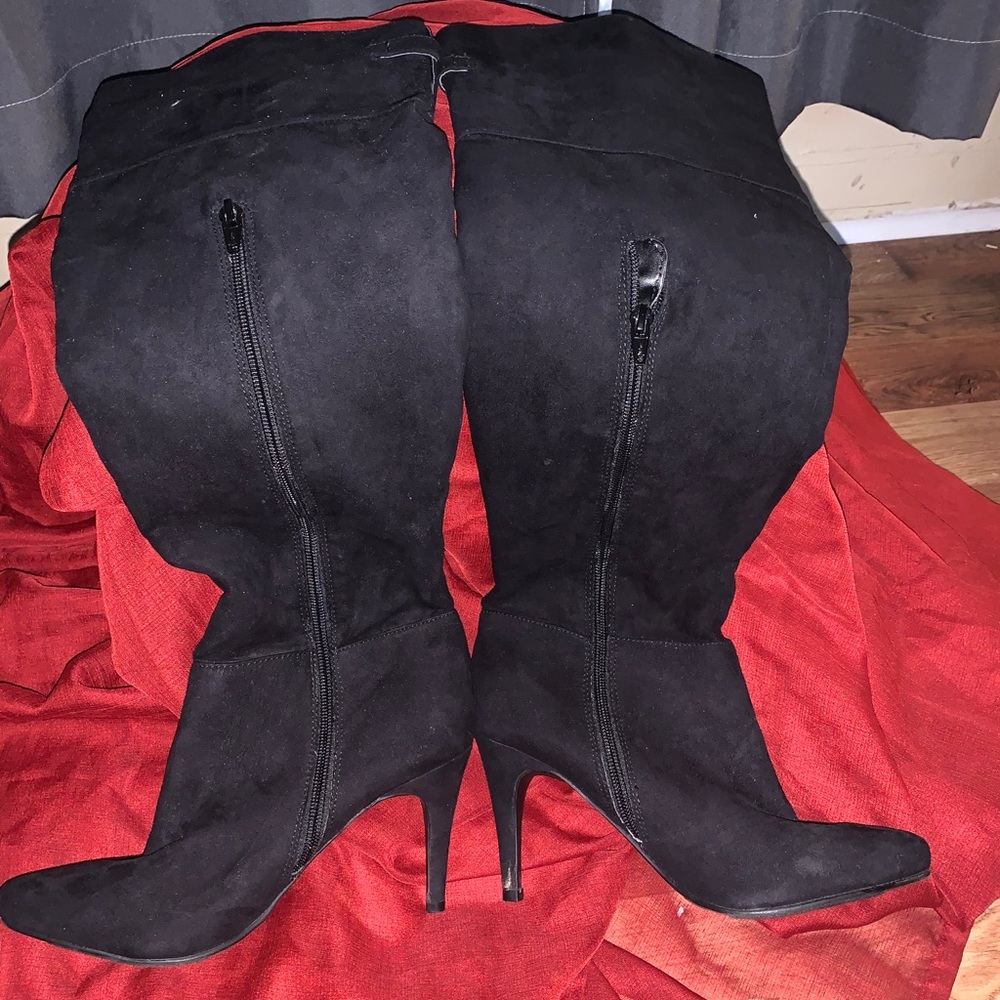 Black knee high stilettos boot